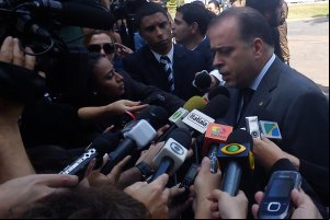 2011 - Velório Itamar Franco, atendendo a imprensa
