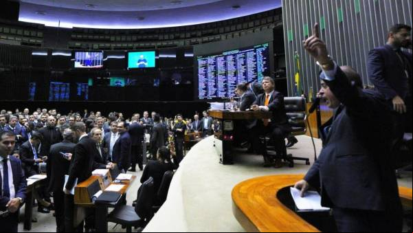 Deputado Paulo Abi-Ackel em seu discurso na tribuna do Plenário da Câmara 