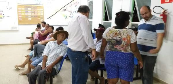 Prefeito Marcondes conversando com pessoas no Hospital