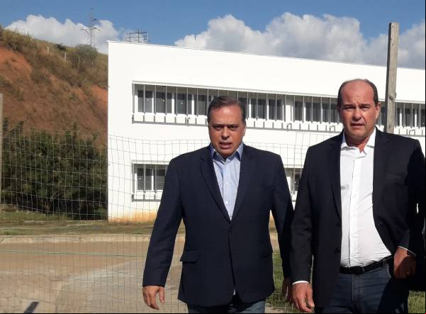 Paulo Abi-Ackel ao lado do prefeito de Governador Valadares, André Merlo, em visita ao hospital regional 